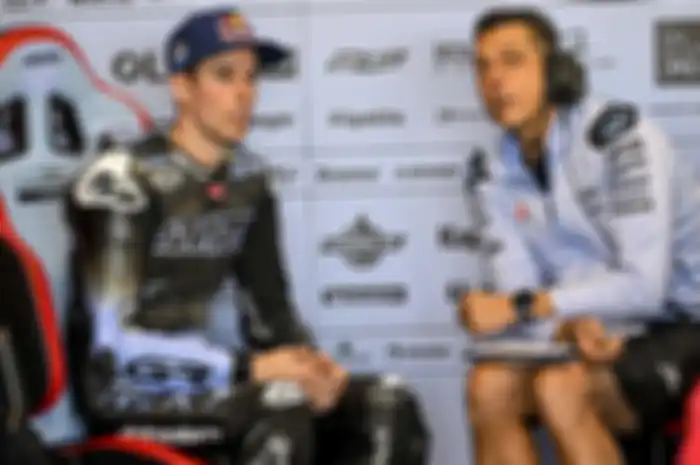 Muka gak bohong Alex Marquez (kiri) cinta Ducati Desmosedici GP di kesan pertama di tes MotoGP Valencia 2022, diskusi dengan crew chief barunya, Donatello Giovanotti (kanan)