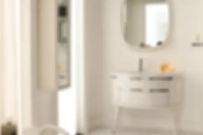 Agar foto desain kamar mandi tampak semakin mewah, lemari penyimpanan dirancang dengan model elegan berwarna lembut.