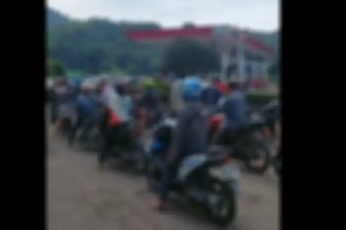 Pasca gempa bumi Cianjur, warga antre BBM selama dua jam lebih.