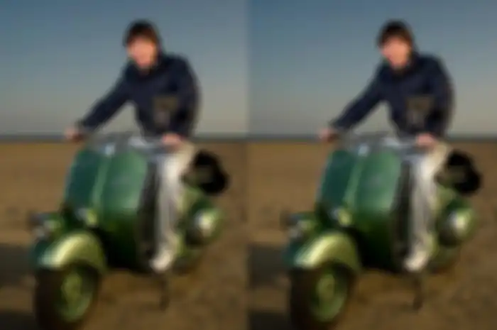 Lionel Messi berpose dengan Vespa klasik.