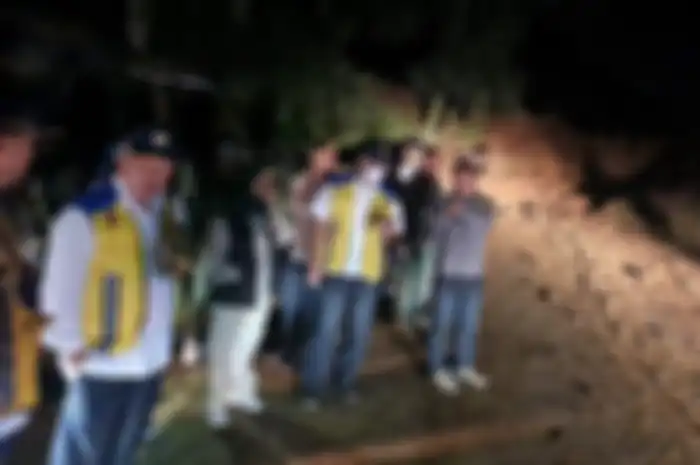 Menteri PUPR Basuki Hadimuljono mengecek kondisi longsor yang memutus Jalan Nasional Puncak-Cipanas-Cianjur akibat gempa di Cianjur, Senin (21/11/2022).