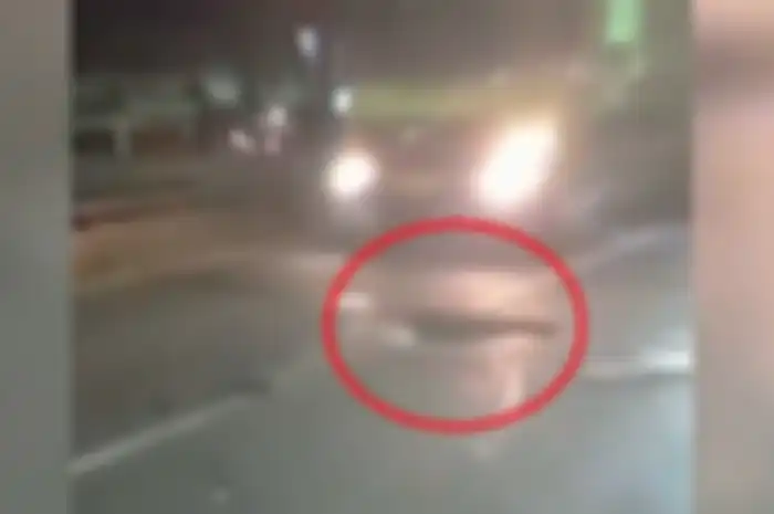 Banyak pemotor jatuh bergelimpangan karena jalan berlubang di flyover Tambora.