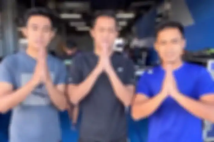 (Kiri-Kanan): M. Faerozi, Anggi Setiawan, Galang Hendra dari Yamaha Racing Indonesia sampaikan belasungkawa untuk korban gempa Cianjur. 