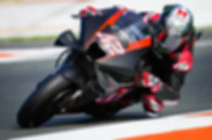 Alex Rins menunggangi motor Honda RC213V