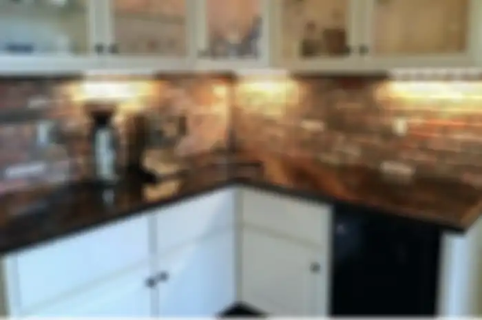 Agar foto dapur kecil terlihat semakin segar, backsplash diberi sentuhan kreatif seperti begini. Tertarik mencoba?