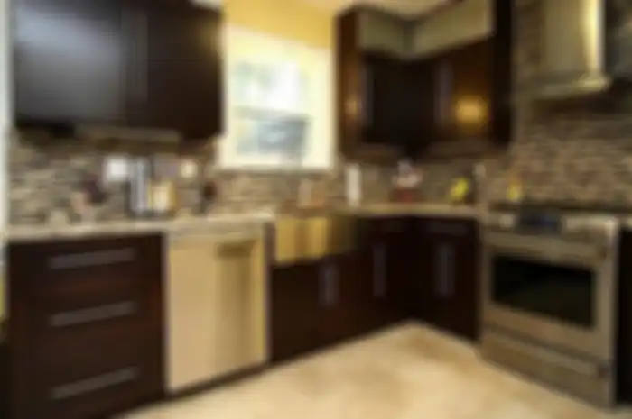 Lemari dapur dipilih dengan kriteria ini agar area memasak menjadi lebih lega. Intip yuk10 foto referensinya. 
