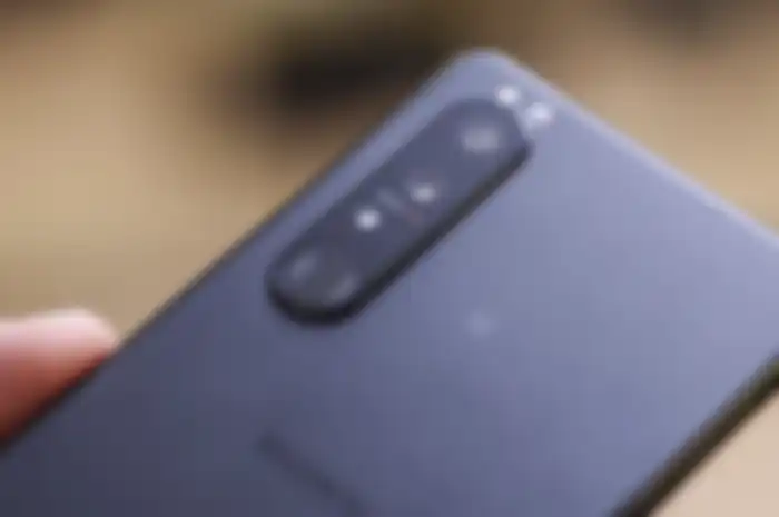 Simak ulasan tentang kamera HP Sony Xperia 1 III yang menjadi pelopor foto zoom periskop. Tapi kelemahannya teramat nyata. 