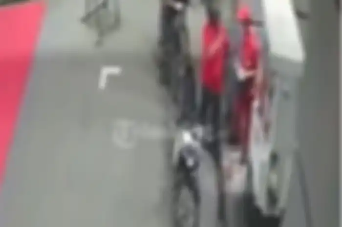 Sadis pembeli Pertalite tega pukul petugas SPBU di Semarang, pelaku jadi buronan polisi.