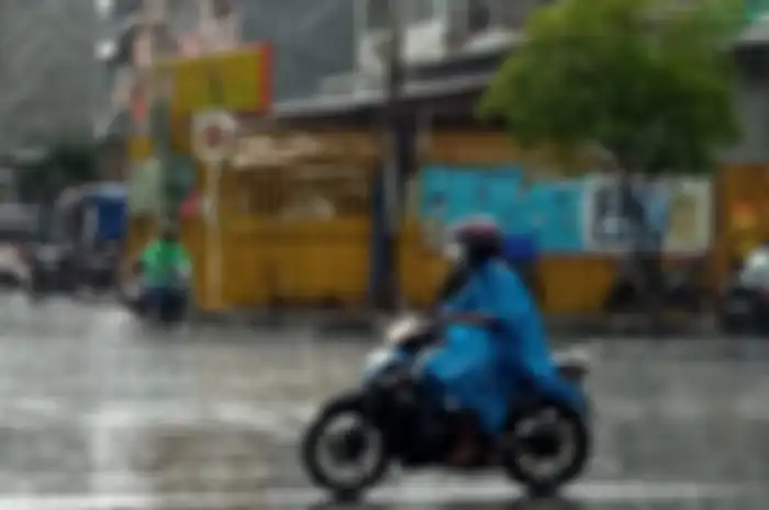 Bikers yang sering kehujanan saat riding bisa bikin sakit sampai masuk angin?