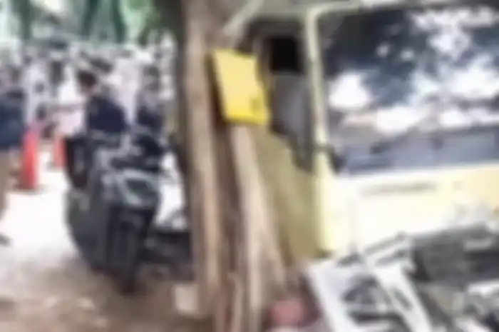 Sopir truk asyik main hp, tabrak 7 motor dan warung di Gandaria City