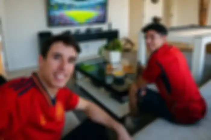Pembalap MotoGP Marc Marquez (kanan) dan Alex Marquez (kiri) nonton bareng Piala Dunia 2022 laga Spanyol vs Kosta Rika.