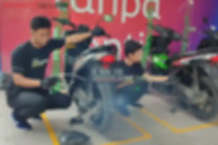 Mekanik Planet ban yang sedang menerapkan konsep servis Upgrade