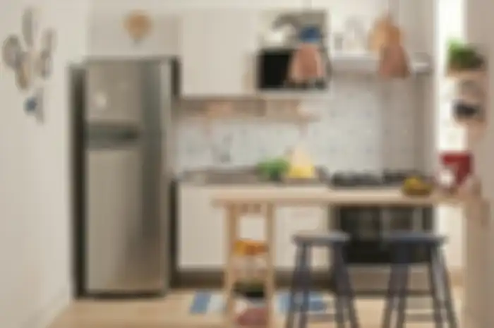 Foto desain dapur kecil ini tampak berubah total. Hasilnya, menjadi anti sepit dan multifungsi karena meja bar minimalis. 