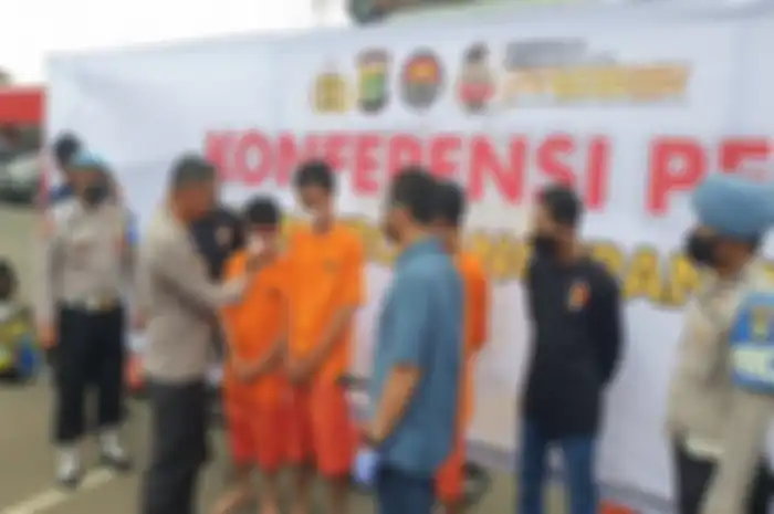 Pelaku maling motor memberikan penjelasan saat konferensi pers.