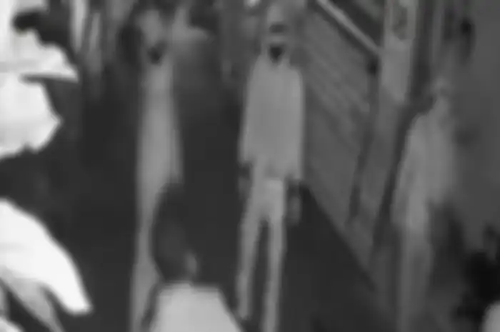 Rekaman CCTV menyorot gengster bersenjata tajam saat menyatroni permukiman warga RW 08 di Jalan Persahabatan, Ciracas, Jakarta Timur, Rabu (23/11/2022) dini hari sekitar pukul 03.45 WIB.   