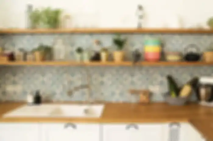 Dapur mungil tampak unik setelah dipasangi rak piring model begini. Pemilik rumah nggak menyangka lihat foto hasilnya.