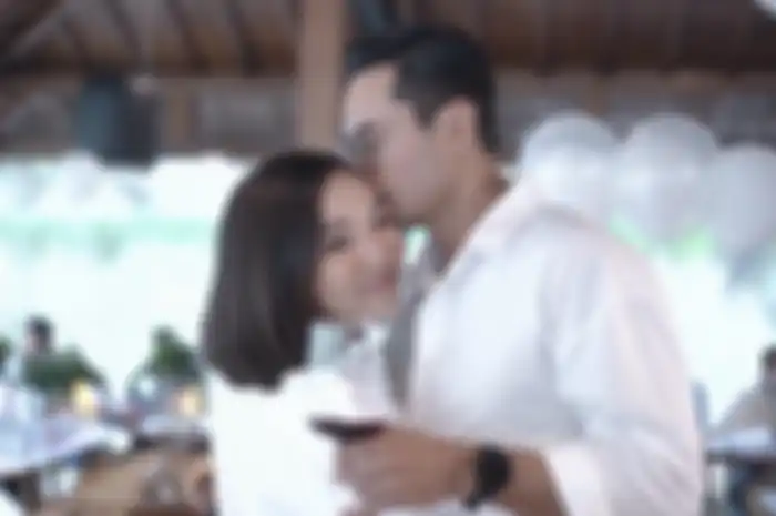 Saat punggung ibunda Gempi terekspos, garis hitam sempat dikira kotoran yang menempel. Foto Gisel bareng kekasih dikomentari Jedar.