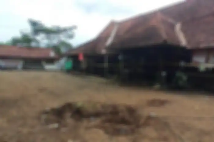Kondisi Warung Sate Shinta usai terkena longsor.