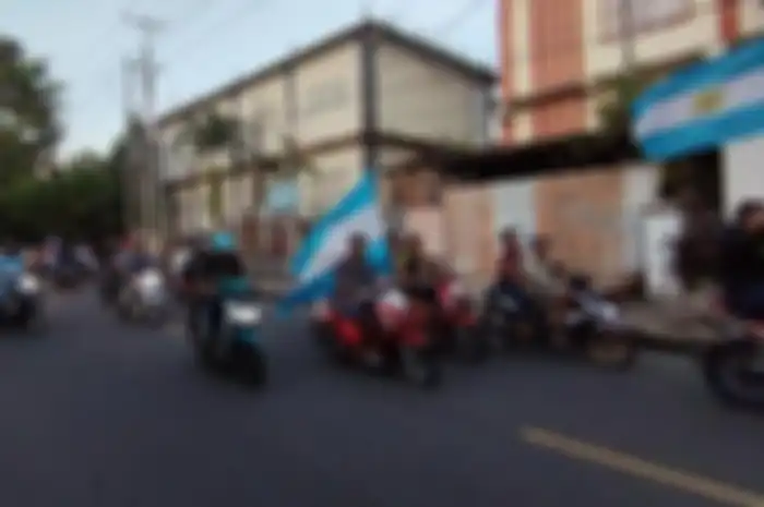 Pendukung timnas Argentina di Kota Ambon, Maluku gelar konvoi motor usai memang 2-0 atas Meksiko di babak penyisian Grup C Piala Dunia 2022.