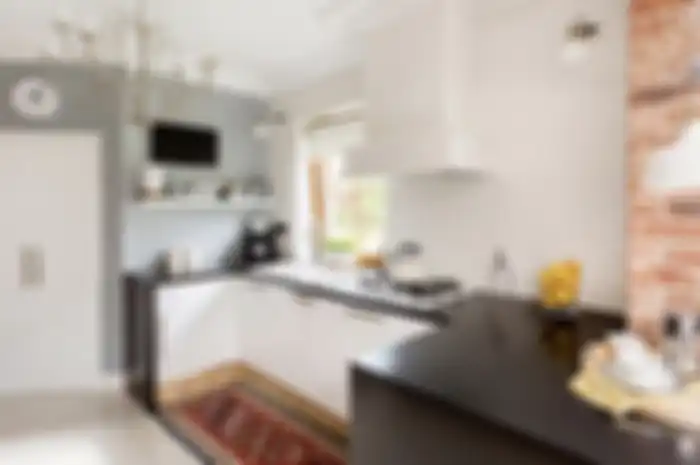 Dapur kecil yang dipasangi elemen dekorasi ini tampil mencuri perhatoan. Foto aplikasinya sampai bikin pemilik rumah mungil terkejut.