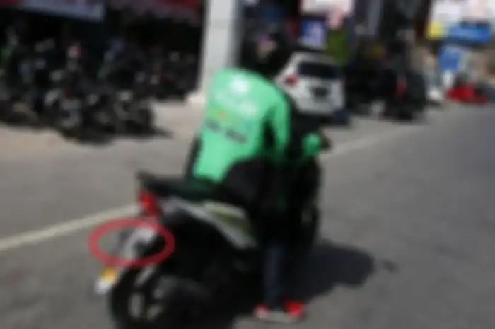 Ilustrasi pemotor sengaja copot pelat nomor kendaraan, polisi kembali berlakukan tilang manual.