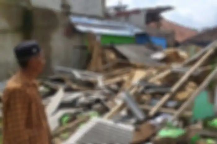 Bariji memperlihatkan rumah ambruk yang sudah dihias dekorasi kain bagian dalamnya, pernikahan batal digelar hari ini karena calon pengantin wanita menjadi korban gempa.