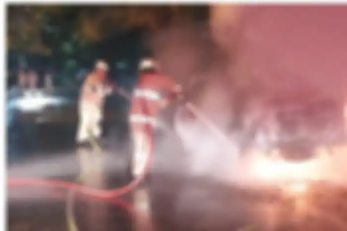 Toyota Avanza terbakar di Kebon Jeruk, Beruntung ada driver ojol