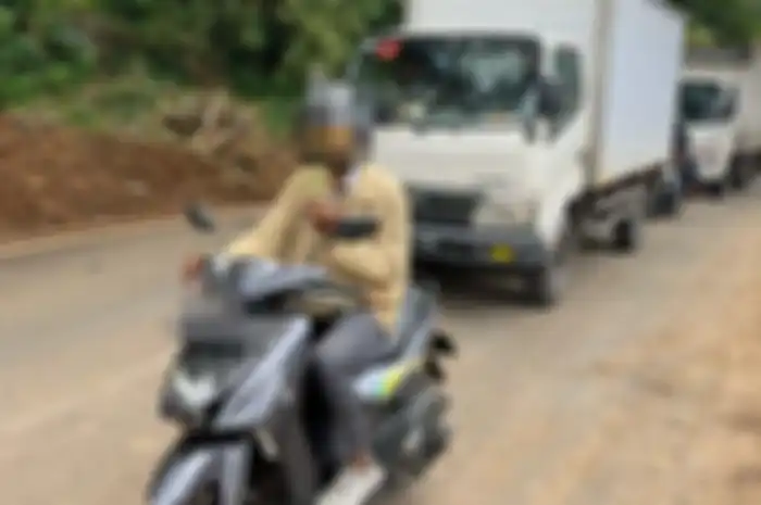 Warung Sate Shinta di Jalan Raya Cipanas-Puncak jadi objek foto usai kena longsor.