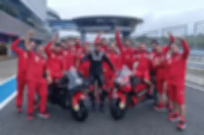 Test rider Ducati pabrikan Michele Pirro (tengah) usai tes MotoGP Valencia 2022 masih lanjut uji coba motor MotoGP Ducati Desmosedici GP 2023 di sirkuit Jerez dan Misano