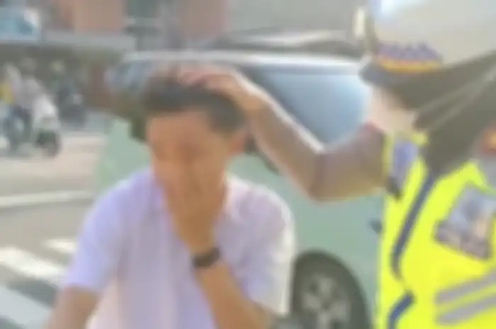 Pelajar diusap oleh polisi wanita
