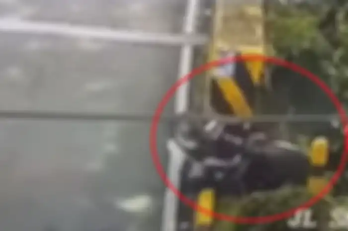 Detik-detik motor Yamaha NMAX dan ridernya terjun ke parit dari jembatan di Malang.