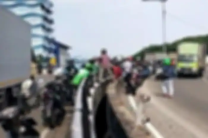 Pemotor Honda BeAT meregang nyawa usai terjun dari Flyover Kemayoran.