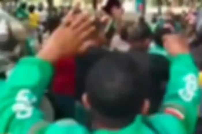 Momen para driver ojol hajar anak jalanan di Unhas Makassar.