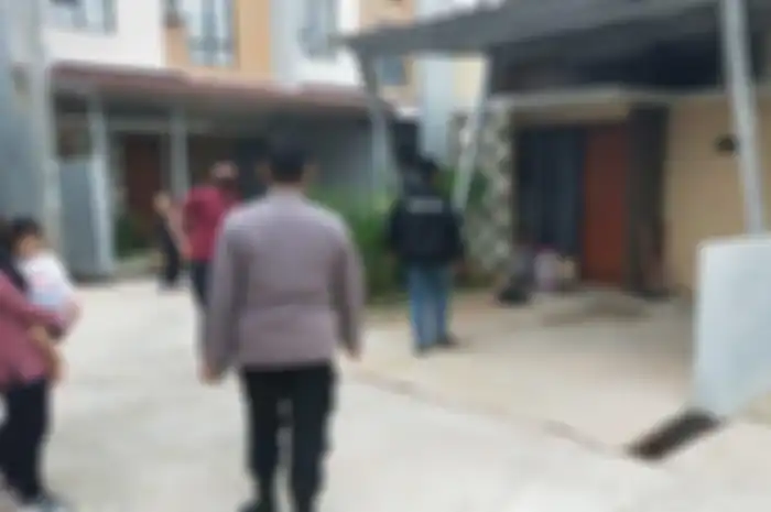 Aparat Polsek Babelan sedang cek TKP pencurian motor milik anggota Paspampres, Rabu (30/11/2022). 