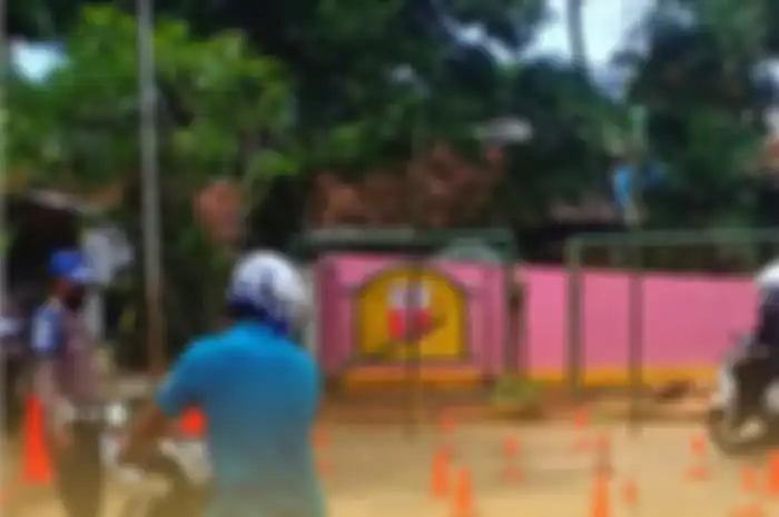 Para remaja Manggarai, Tebet, melakukan ujian praktek SIM C dalam kegiatan pembuatan SIM Kolektif oleh pihak Polsek Tebet bekerja sama dengan Ditlantas Polda Metro Jaya.
