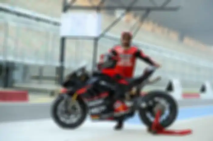 Pembalap India Dilip Lalwani bersama motor Ducati Panigale V4 cetak rekor waktu tercepat di Sirkuit MotoGP India.