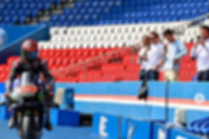 Prancis tumbang 1-0 lawan Tunisia, pembalap MotoGP Fabio Quartararo malah asyik ngegas motor di dalam stadion sepak bola club PSG.