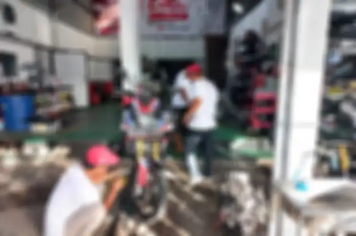 Esta Garage melayani servis berkala motor Honda.