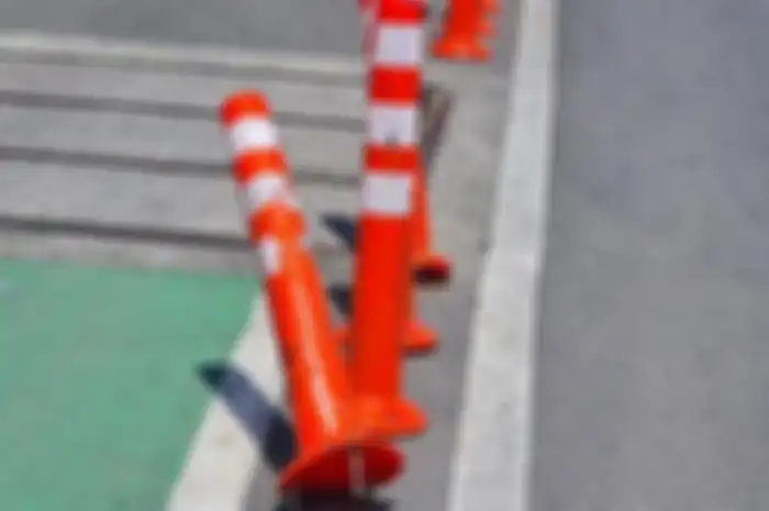 Banyak motor dan mobil tabrak stick cone, jalur sepeda mubazir?