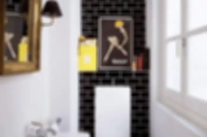 Lihatlah foto kamar mandi mungil ini. Cantik nian interiornya. Kamar mandi tampak lapang berkat 7 trik mujarab ini. 