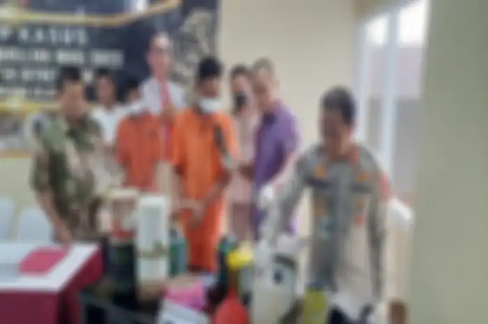 Pelaku saat menjelaskan soal Pertalite palsu di Muara Enim, ternyata dibayar Rp 100 ribu per hari.
