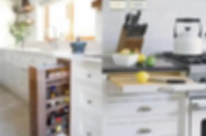 Desain tempat penyimpanan dapur dirancang dengan gaya modern. Foto hasilnya menjadi sorotan. Perabotan dapur sengaja ditata.