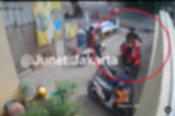 Detik-detik maling motor curi Vespa di Kembangan, Jakarta Barat.