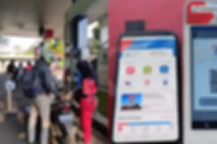Ilustrasi isi bensin Pertalite di SPBU Pertamina (kiri), QR code di aplikasi MyPertamina (kanan).