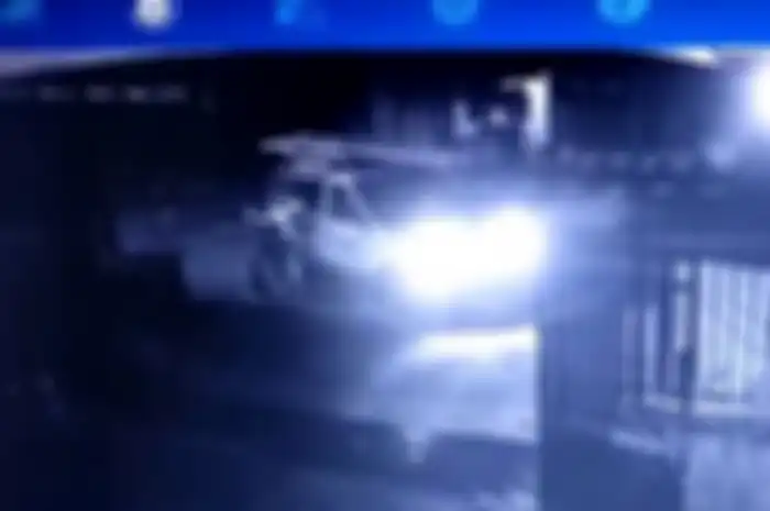 Tangkapan layar CCTV kecelakaan motor Kawasaki Ninja tabrak mobil PLN di Jalan Jaksa Agung Suprapto, Ngawi, mantan pembalap drag race Arik Purwo Sundoro meninggal dunia, Jumat (2/12/2022).