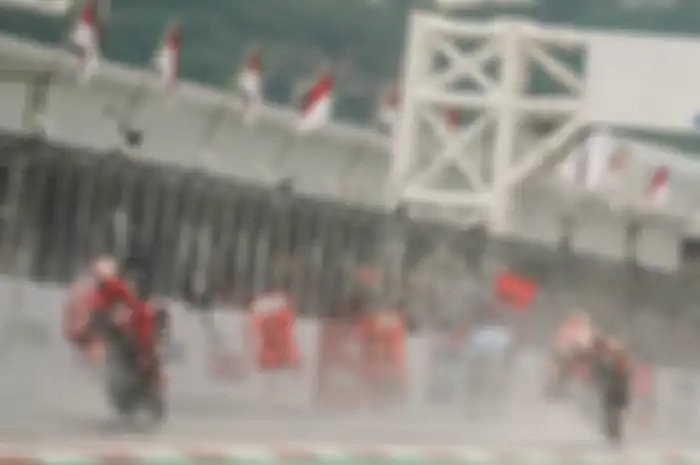 Gak boleh sembarang orang ada di pit wall, hanyar personel tertentu yang bisa hadir di sana