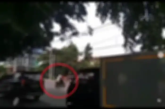 Driver ojol tertabrak kereta api di Mangga Dua akibat lawan arus.