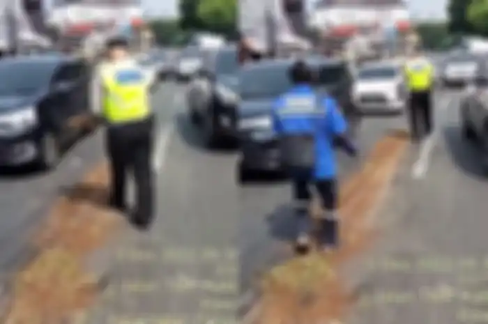 Polisi tebar pasir di jalan sekitar lampu merah Pasar Minggu demi lindungi pemotor.