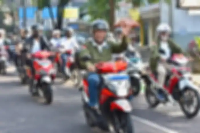 Menteri ESDM Arifin Tasrif pimpin konvoi motor listrik dalam acara EV Funday  di Kota Bandung, Jawa Barat, Minggu (4/12/2022).