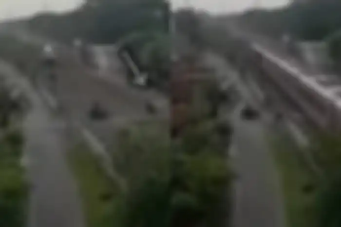 Video detik-detik penjaga palang pintu selamatkan pemotor di Lamongan, Jawa Timur.